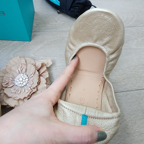 BNIB Limited Edition Champagne Tieks - Picture 4 of 6